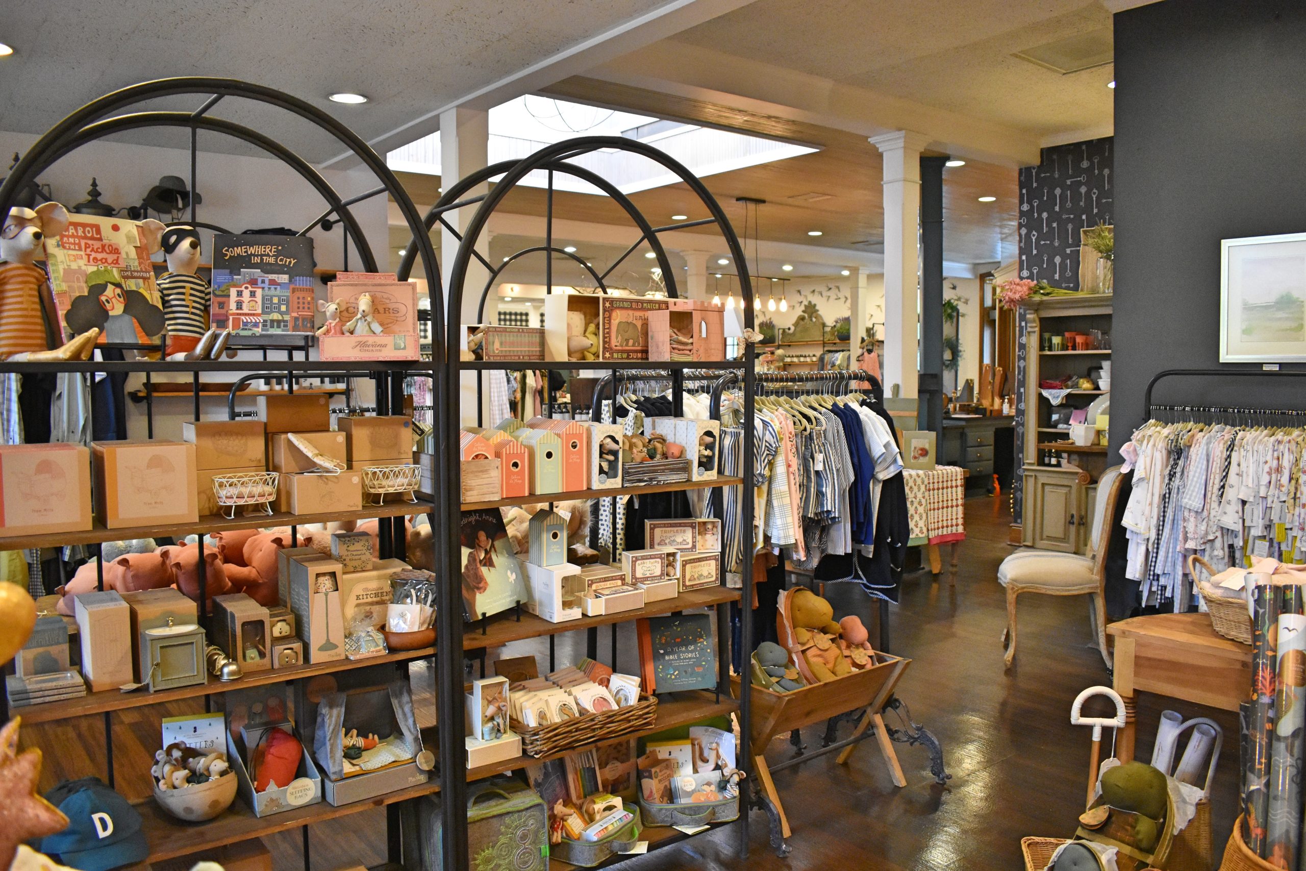 Local Boutiques Near Me - The Dienger Trading Co. Boutique Boerne Texas